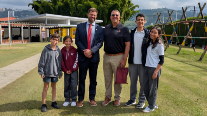 Visita del Director Ejecutivo de AMISA al Colegio Granadino